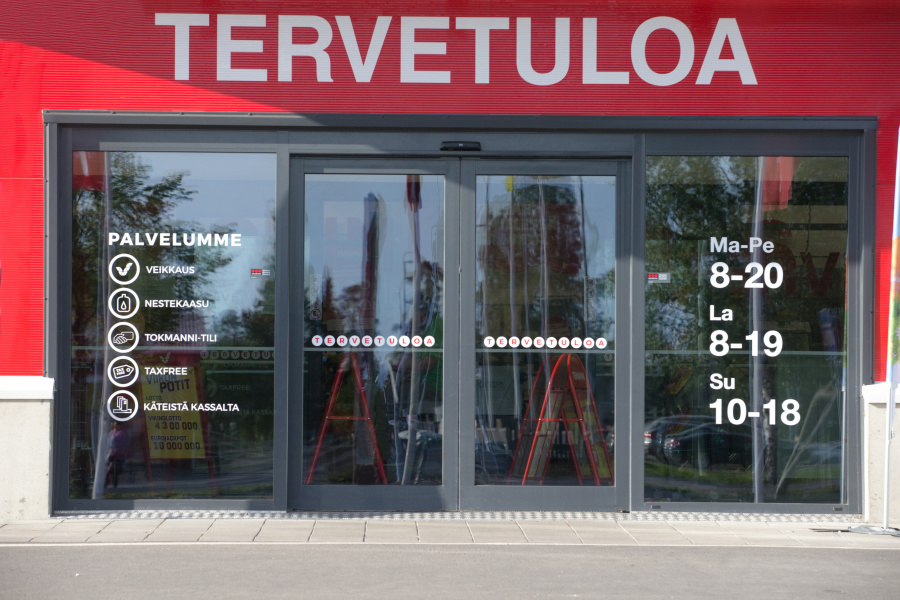 2020: Vääksyn Tokmannin automaattiliukuovi ulkopuoli