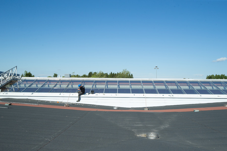 Launeen Citymarket: Vanhan vuotavan valokaton korjaus