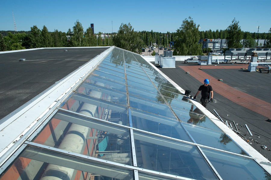 Launeen Citymarket: Vanhan vuotavan valokaton korjaus