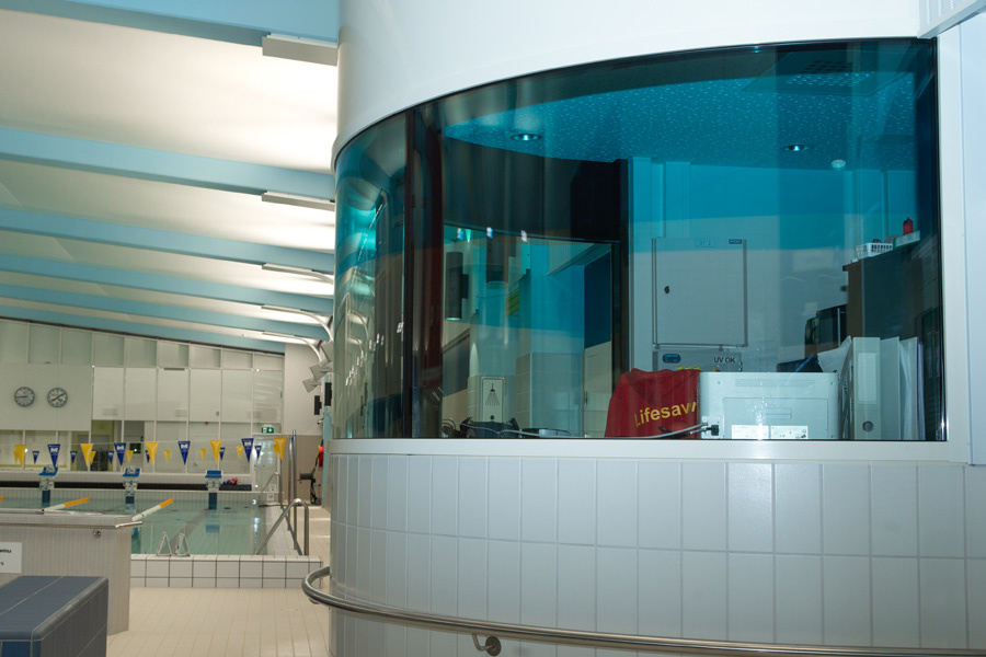 Orimattilan uimahalli: Kaarteva sislasisein