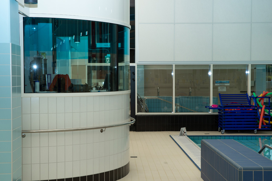 Orimattilan uimahalli: Kaarteva sislasisein