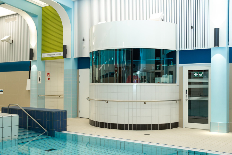 Orimattilan uimahalli: Kaarteva sislasisein